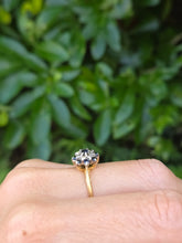 Cargar imagen en el visor de la galería, 6163: Vintage: 18ct Gold Blue Sapphires Diamonds Cluster Ring- natural, sparkling beauty