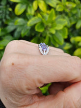 Cargar imagen en el visor de la galería, 0356: Vintage; 9ct White Gold Tanzanites Diamonds Dress Ring- crisp, clean, eye candy
