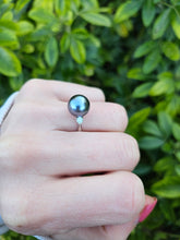 Cargar imagen en el visor de la galería, 0908: Vintage; 18ct White Gold Tahitian Black Pearl Diamonds Ring- crisp, clean eye candy