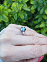 Cargar imagen en el visor de la galería, 0908: Vintage; 18ct White Gold Tahitian Black Pearl Diamonds Ring- crisp, clean eye candy