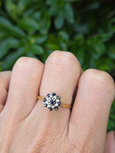 Cargar imagen en el visor de la galería, 6163: Vintage: 18ct Gold Blue Sapphires Diamonds Cluster Ring- natural, sparkling beauty