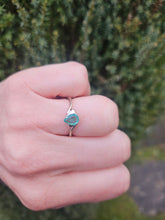 Cargar imagen en el visor de la galería, 1393: Vintage: 9ct White Gold Pear Cut Emerald Solitaire- cute, petite, eye candy