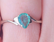 Load image into Gallery viewer, 1393: Vintage: 9ct White Gold Pear Cut Emerald Solitaire- cute, petite, eye candy