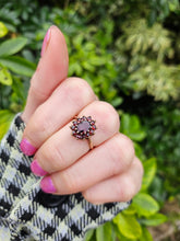 Cargar imagen en el visor de la galería, 0825: Vintage: 9ct Gold 13 Garnets Flower Head Ring- Date-Mark 1972