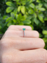 Cargar imagen en el visor de la galería, 0421: Vintage: 18ct White Gold Emerald Solitaire Dress/Stacker