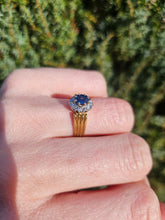 Cargar imagen en el visor de la galería, 1392: Vintage: 18ct Gold Cornflower Blue Sapphires Diamonds Cluster Ring-