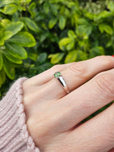 Cargar imagen en el visor de la galería, 1320: Vintage: 9ct White Gold Demantoid Garnet Solitaire Ring- superb