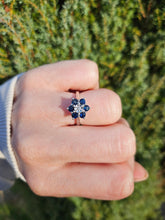 Cargar imagen en el visor de la galería, 1193: Vintage: 18ct White Gold French Blue Sapphires Diamond Flower Head Ring- Date Mark 1974