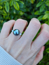Cargar imagen en el visor de la galería, 0908: Vintage; 18ct White Gold Tahitian Black Pearl Diamonds Ring- crisp, clean eye candy