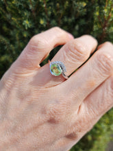 Cargar imagen en el visor de la galería, 1384: Vintage: 18ct White Gold Green Paraiba Tourmaline Diamonds Ring- Exquisite