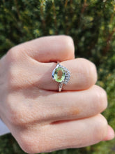Cargar imagen en el visor de la galería, 1384: Vintage: 18ct White Gold Green Paraiba Tourmaline Diamonds Ring- Exquisite