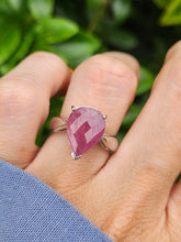 Cargar imagen en el visor de la galería, 6165: Vintage: 9ct White Gold Pear-Cut Pink Ruby Cocktail- lovely cut and colours