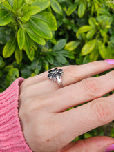 Cargar imagen en el visor de la galería, 1027: Vintage; 9ct White Gold Blues Sapphires Flower Head Ring- lovely cut and colours,