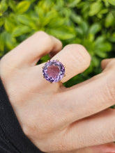 Cargar imagen en el visor de la galería, 0971: Vintage & Old: 9ct Gold Round Cut Amethyst Solitaire Ring- mature hues.