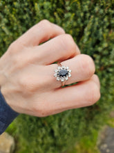 Cargar imagen en el visor de la galería, 1469: Vintage: 18ct White Gold French Blue Sapphire Diamonds Diana Cluster Ring