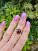 Cargar imagen en el visor de la galería, 0825: Vintage: 9ct Gold 13 Garnets Flower Head Ring- Date-Mark 1972