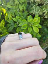 Cargar imagen en el visor de la galería, 0773: Vintage: 18ct White Gold Royal Blue Sapphires Diamonds Ring- crisp, clean, sparkling, nice weight