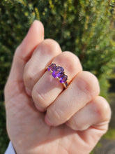 Cargar imagen en el visor de la galería, 1434: Vintage; 9ct Gold Amethysts Geometric Set Dress Ring- lovely, lilac symmetry