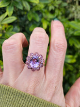 Cargar imagen en el visor de la galería, 0435: Vintage 9ct Gold 11 Lilac Amethysts Flower Head Ring-