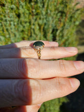 Cargar imagen en el visor de la galería, 1130: Vintage Rare: 9ct Gold Green Nephrite "Carbuncle" Ring- ornate shan