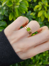 Cargar imagen en el visor de la galería, 1326: Vintage: 9ct Gold Round Cut Green Garnet Ring-lovely cut and colours