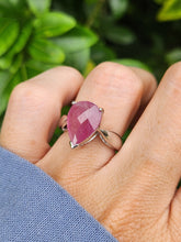 Cargar imagen en el visor de la galería, 6165: Vintage: 9ct White Gold Pear-Cut Pink Ruby Cocktail- lovely cut and colours