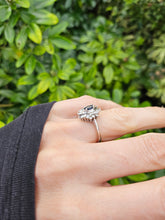 Cargar imagen en el visor de la galería, 0527: Vintage: 9ct White Gold Cornflower Blue Sapphire Diamonds (0.45ct) Cluster Ring