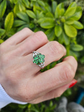 Cargar imagen en el visor de la galería, 1247: Vintage: 9ct White Gold 7 Emeralds 6 Diamonds Geometric Cluster Ring- eye candy