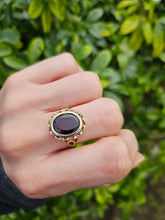 Cargar imagen en el visor de la galería, 0932: Vintage: 9ct Gold Garnet Signet Ring- classic in fine condition