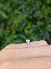 Cargar imagen en el visor de la galería, 2074: Vintage: Platinum Brilliant Cut Diamond (0.63ct) Solitaire Ring - Superb