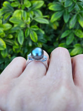 Cargar imagen en el visor de la galería, 0908: Vintage; 18ct White Gold Tahitian Black Pearl Diamonds Ring- crisp, clean eye candy
