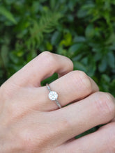 Cargar imagen en el visor de la galería, 2074: Vintage: Platinum Brilliant Cut Diamond (0.63ct) Solitaire Ring - Superb