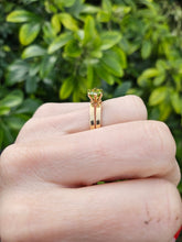 Cargar imagen en el visor de la galería, 1326: Vintage: 9ct Gold Round Cut Green Garnet Ring-lovely cut and colours
