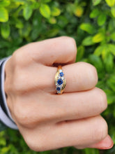 Cargar imagen en el visor de la galería, 0328: Vintage: 14ct Gold Cornflower Blue Sapphires Diamonds Ring