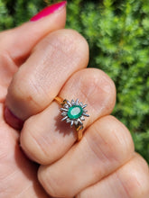 Load image into Gallery viewer, 6100: Vintage: 18ct Gold Emerald Diamonds Daisy Ring- Petite. Elegant, Sparkling