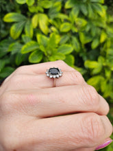 Cargar imagen en el visor de la galería, 0769: Vintage; 18ct White Gold French Blue Sapphire 12 Diamonds Cluster Ring