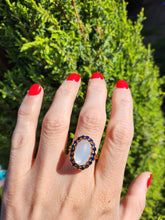 Cargar imagen en el visor de la galería, 1725: Vintage:18ct Gold Large Moonstone (7ct) 18 Blue Sapphires Cocktail Ring