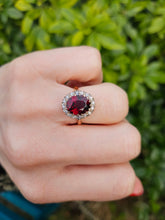 Cargar imagen en el visor de la galería, 0586: Vintage: 18ct Gold Almandine Garnet Diamonds Halo Ring- a beauty,
