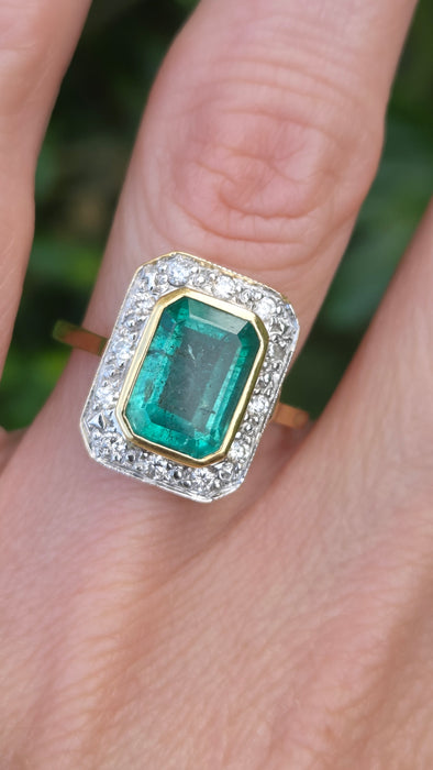 Vintage: 18ct Yellow Gold Emerald 3.52ct & Diamond 0.30ct Art Deco-Inspired Cluster Dress Ring