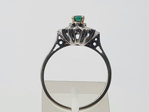 5372: Vintage: 18ct White Gold Emerald Geometric Set Cocktail Ring- pristine condition- nice weigh