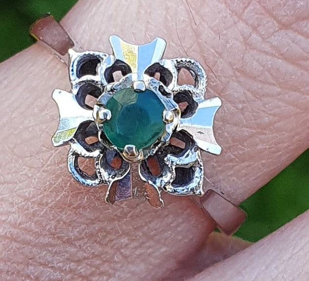 5372: Vintage: 18ct White Gold Emerald Geometric Set Cocktail Ring- pristine condition- nice weigh