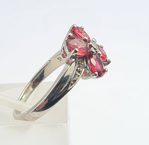 5575:Vintage: 18ct white Gold 4 Rubies 5 Brilliant Cut Diamonds Cocktail Ring- crisp eye candy