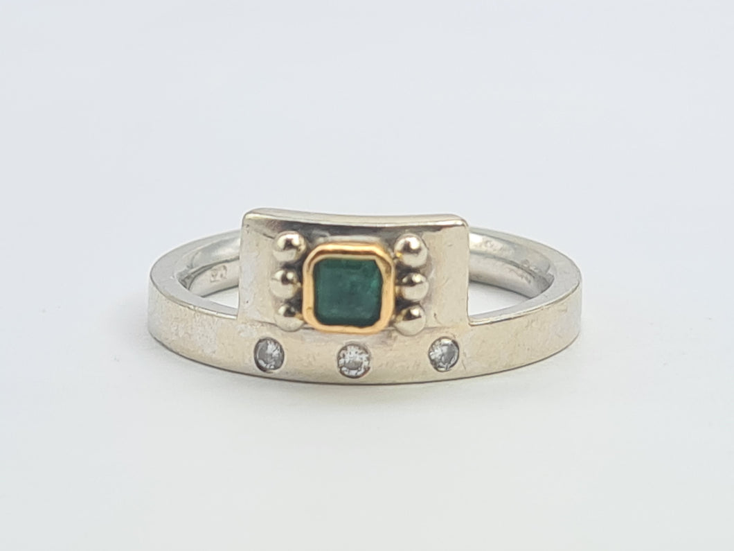 0101: Vintage: 18ct Mixed Gold Art Deco Style Emerald Diamonds Geometric Set Ring- crisp, clean design