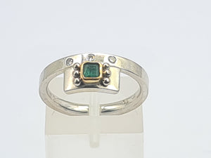 0101: Vintage: 18ct Mixed Gold Art Deco Style Emerald Diamonds Geometric Set Ring- crisp, clean design