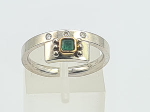 0101: Vintage: 18ct Mixed Gold Art Deco Style Emerald Diamonds Geometric Set Ring- crisp, clean design