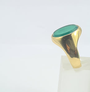 5470: Vintage: 18ct Gold Heavy Green Agate Signet Ring-from 1965 - unisex appeal