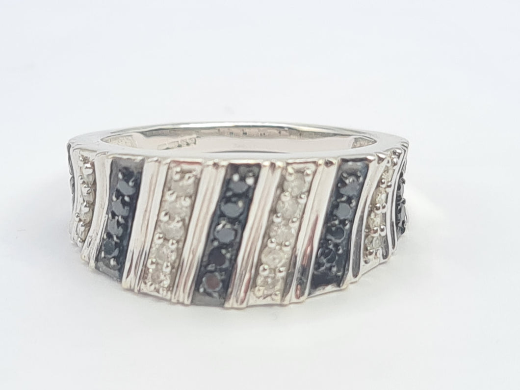 5773: Vintage: 9ct White Gold 