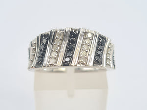 5773: Vintage: 9ct White Gold "Salt & Pepper" Black White Diamonds Dress Ring- fabulous sparkle