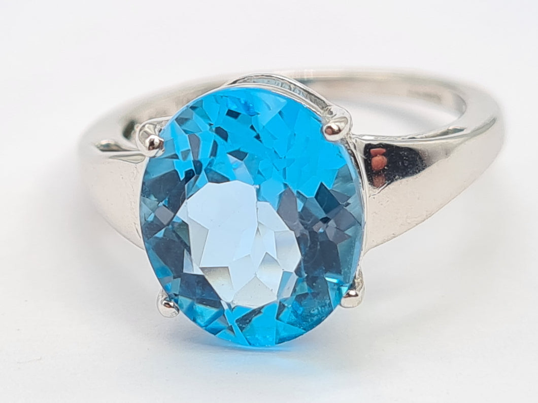 5832: Vintage: 9ct White Gold Large Swiss Blue Topaz Cocktail Ring- crisp, clean, eye candy