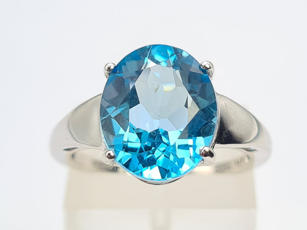6025: Vintage: 9ct White Gold Large Swiss Blue Topaz Cocktail Ring- crisp, clean, eye candy